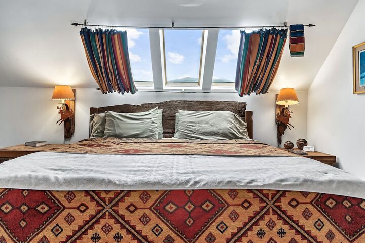 Snug Hug Queen Suite with Fireplace (80 of 131)