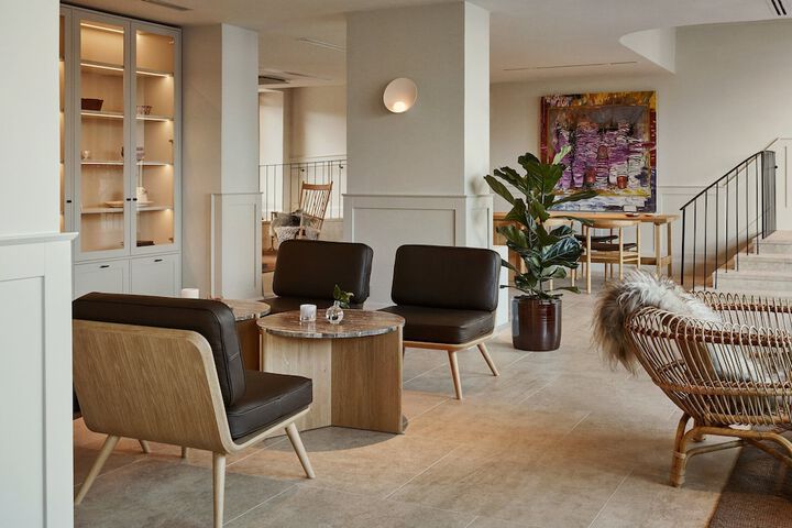 Lobby lounge
