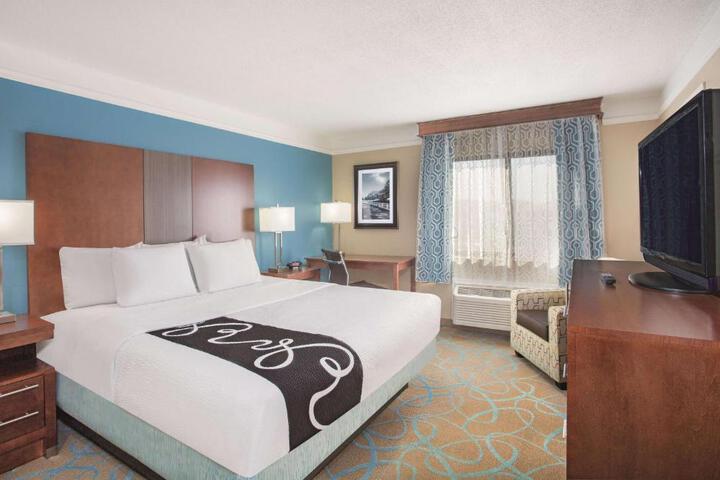 1 King Bed (2 of 8)