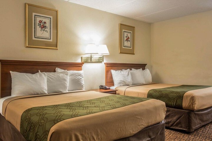 1 Queen Bed (3 of 22)