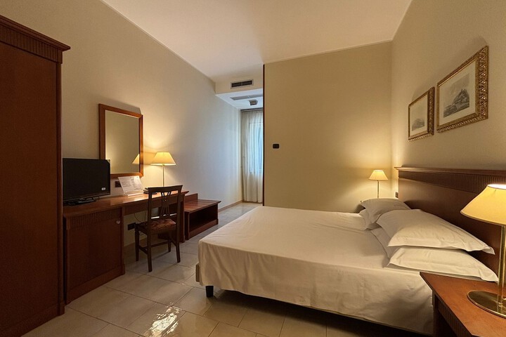 Room 4 of 11
