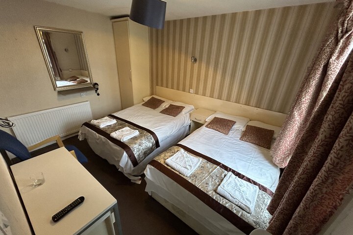 Room 13 of 118
