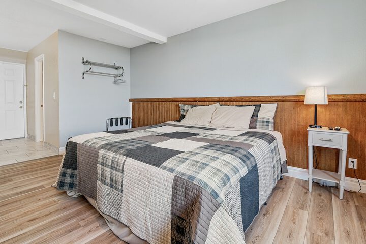 1 King Bed (8 of 28)