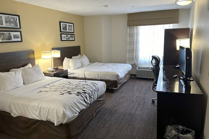 2 Queen Beds (2 of 5)