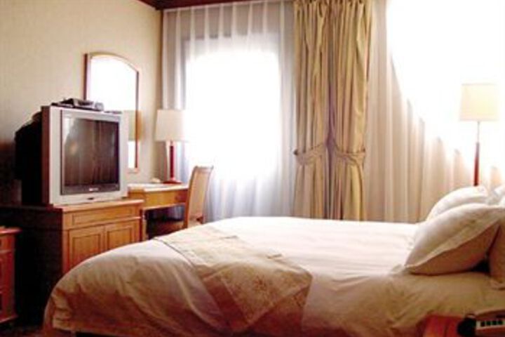 Room 12 of 18