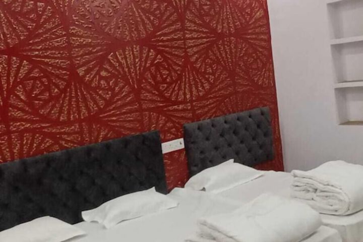 Room 32 of 76