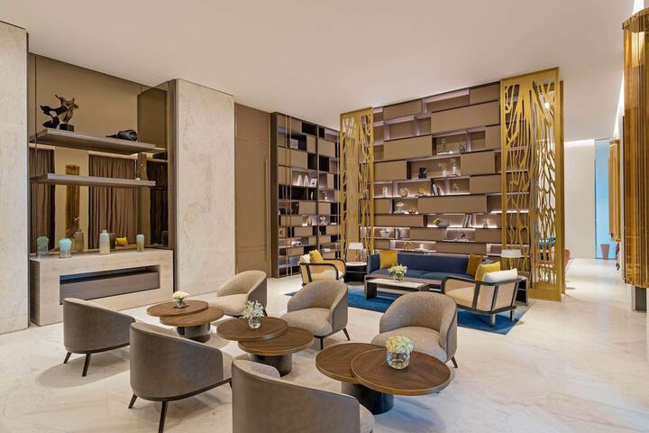 Lounge 105 of 145