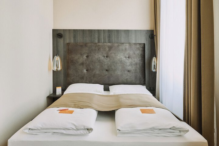 Room 6 of 39