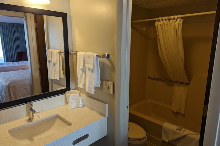 1 Queen Bed (2 of 14)