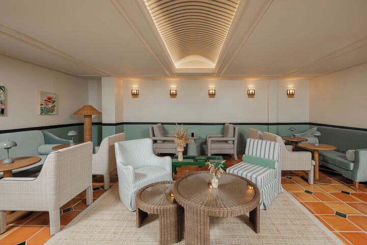 Lobby lounge