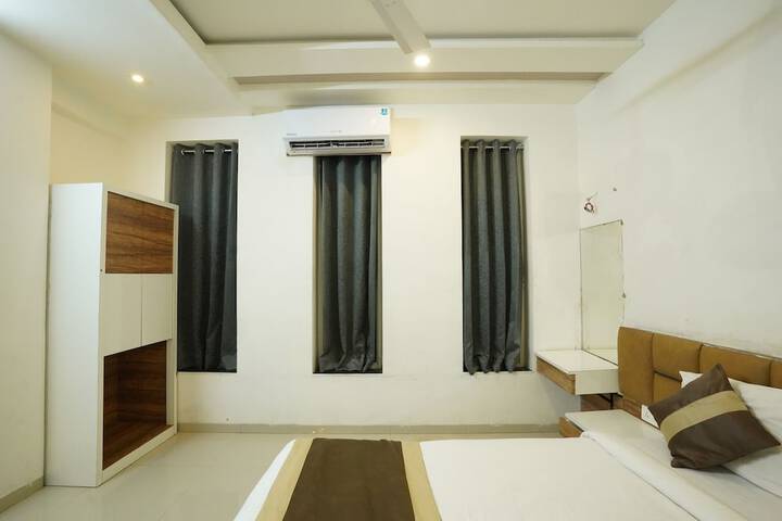 Room 10 of 27