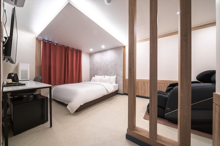 Room 14 of 28