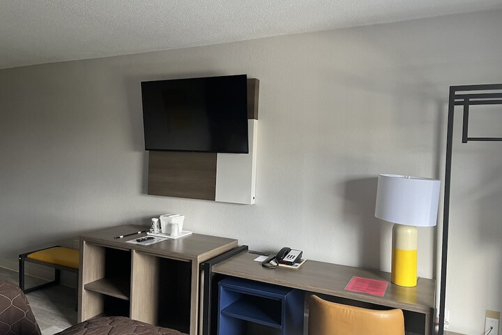 Room 4 of 28