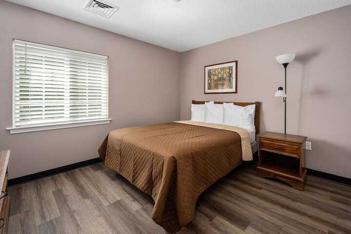 Studio Suite Queen Bed (26 of 26)