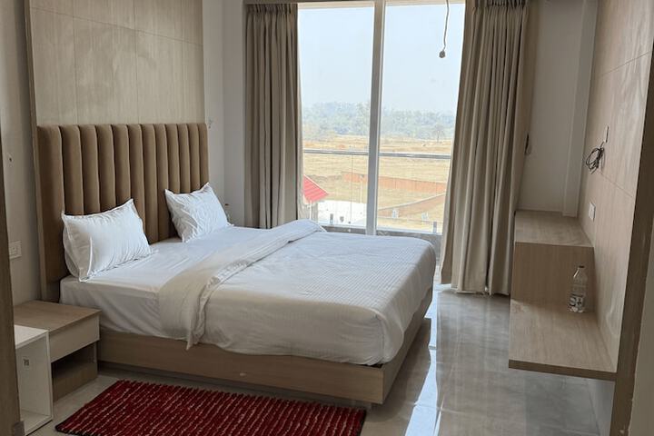 Room 4 of 9