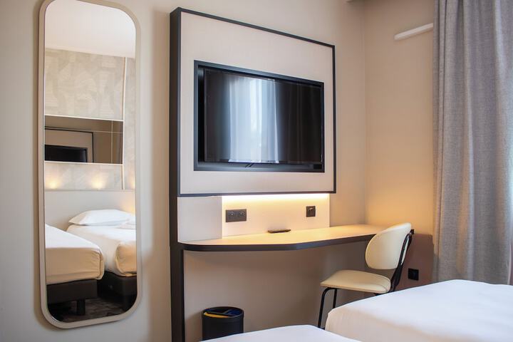 Room 32 of 98