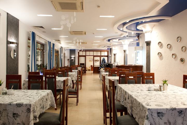 Dining 70 of 82
