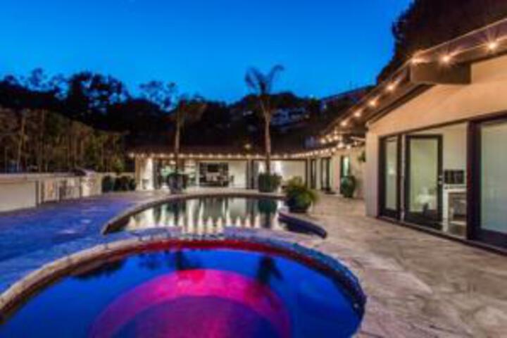 1009 - Hollywood Outpost Retreat