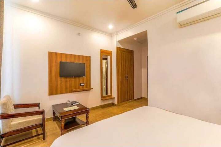 Room 4 of 9