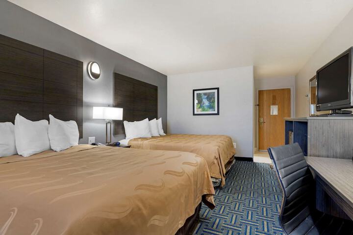 1 Queen Bed (9 of 15)