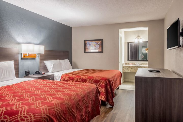 2 Double Beds (3 of 5)