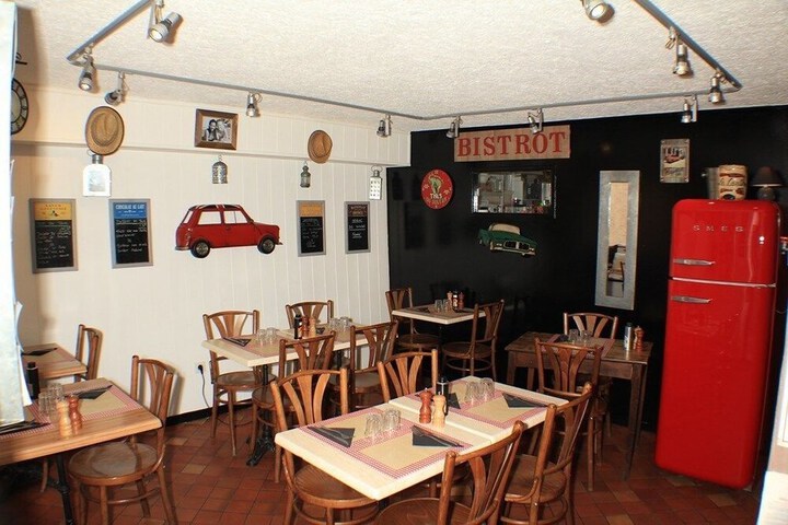 Dining 8 of 19