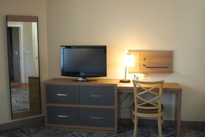 Queen Bed Accessible (24 of 32)