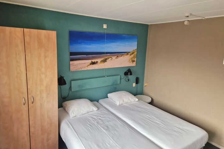Room 6 of 37