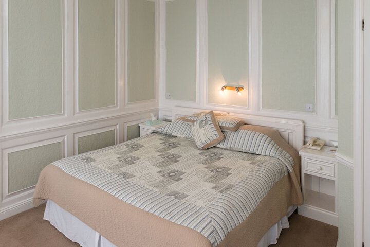 Room 4 of 37