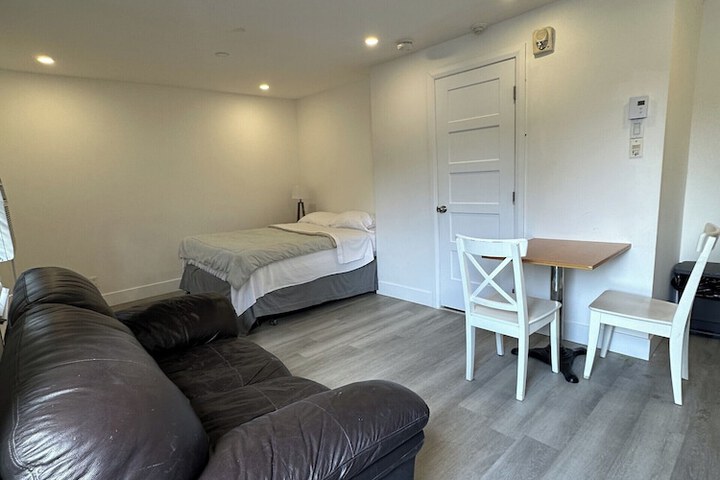 Room 33 of 61