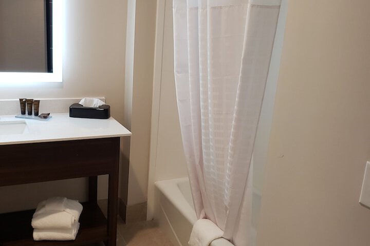 1 King Bed (1 of 10)