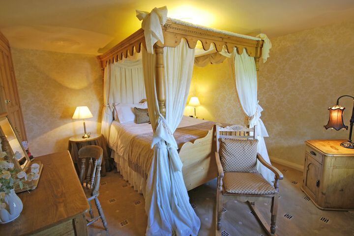 Room 4 of 18