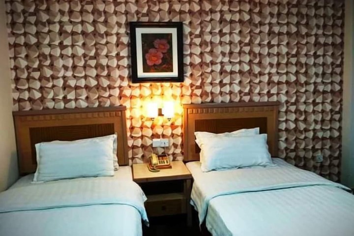 Room 10 of 32