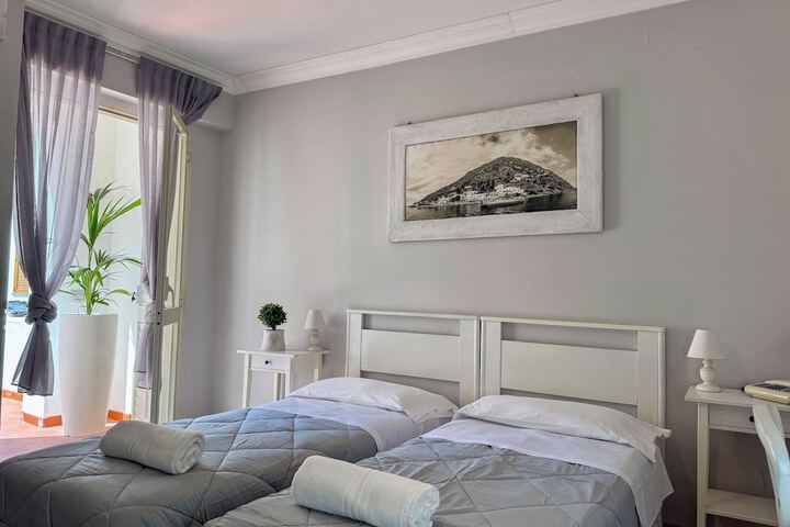 Room 7 of 27