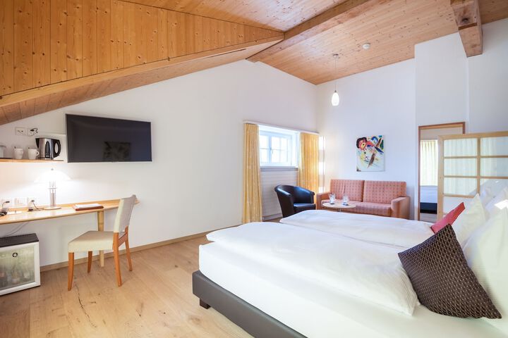Room 4 of 74