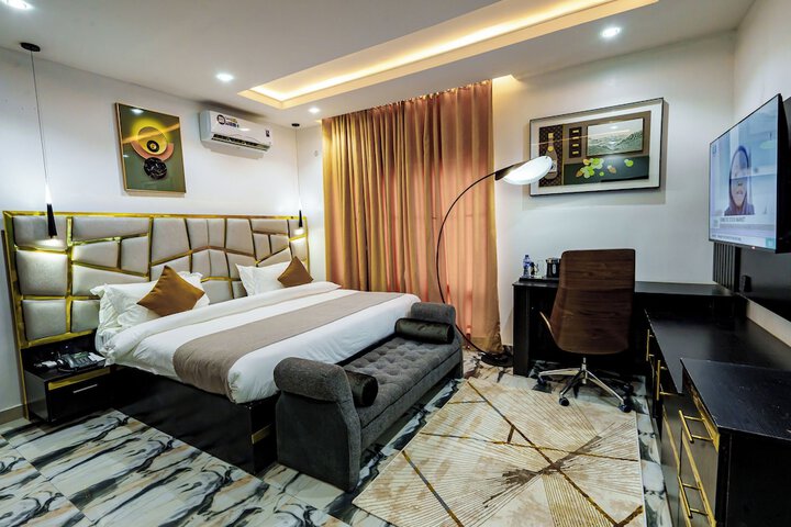 Room 52 of 87