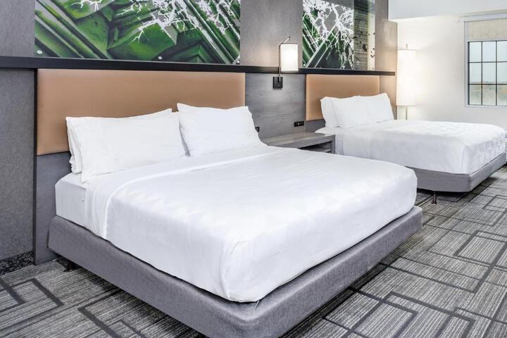 1 Queen Bed (5 of 12)
