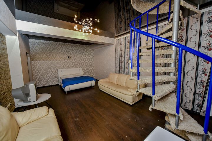Room 10 of 18