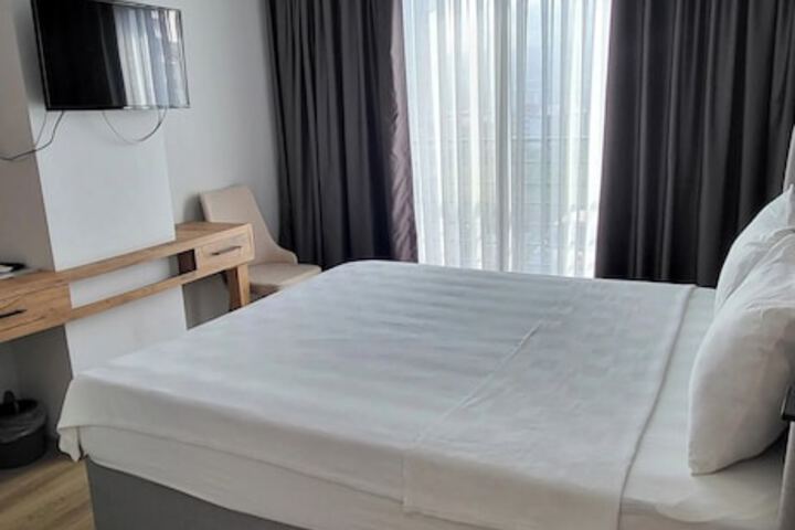 Room 6 of 17