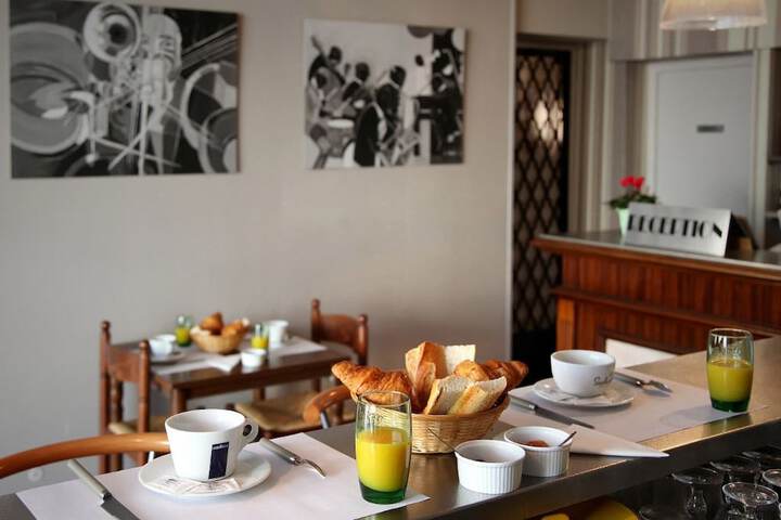 Breakfast/Coffee Service 33 of 44