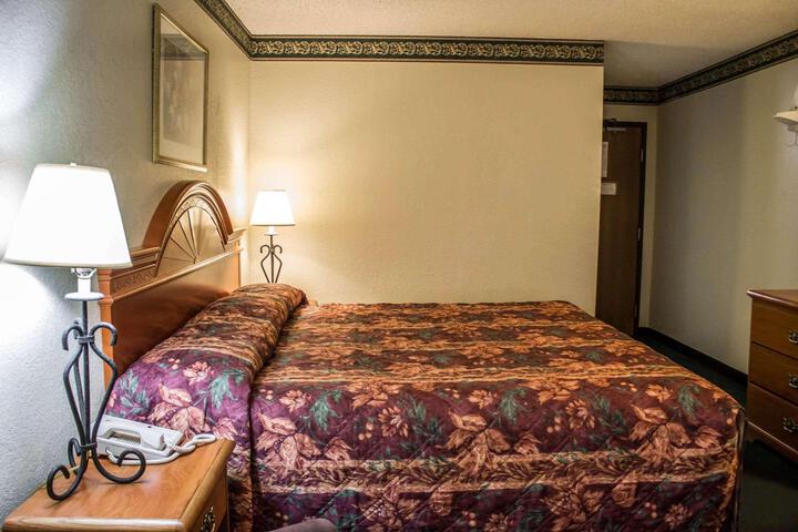 1 King Bed (12 of 16)