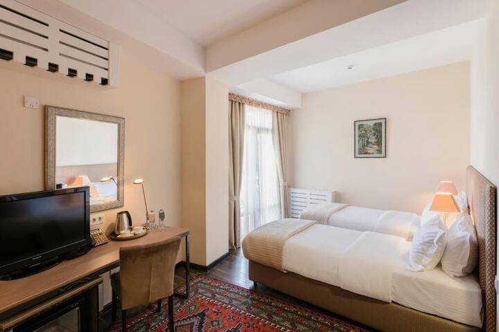 Room 10 of 31