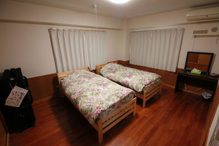 Room 8 of 93