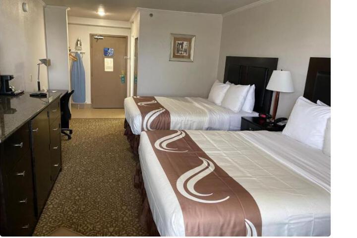 2 Queen Beds (3 of 5)