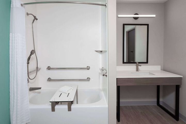 1 Queen Bed Mobility Accessible Bathtub with Grab Bars (26 of 27)