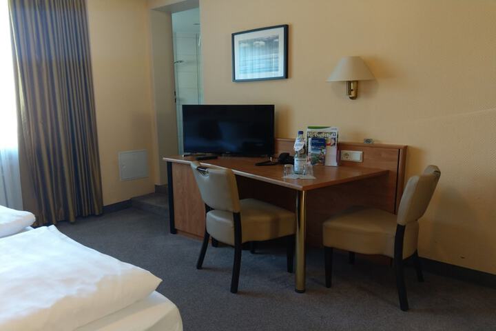 Room 13 of 33