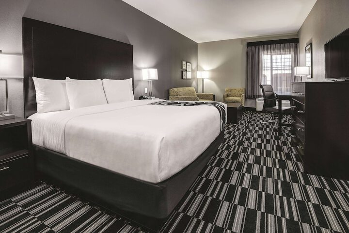 1 King Bed Mobility Hearing Impaired Accessible Room (2 of 10)