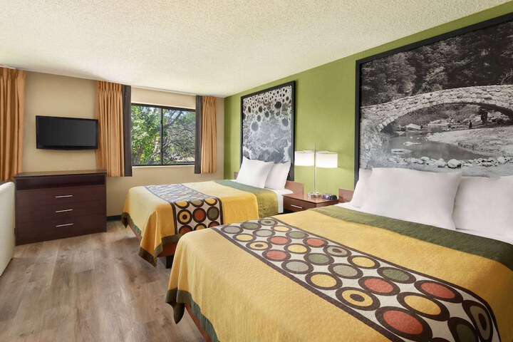 1 Queen Bed (16 of 16)