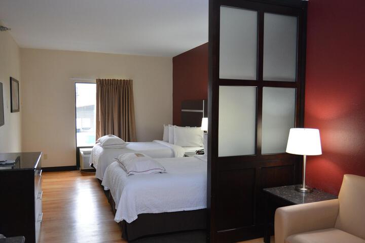 Suite King Bed Accessible (10 of 11)