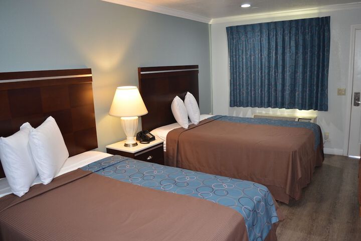 2 Queen Beds (6 of 12)
